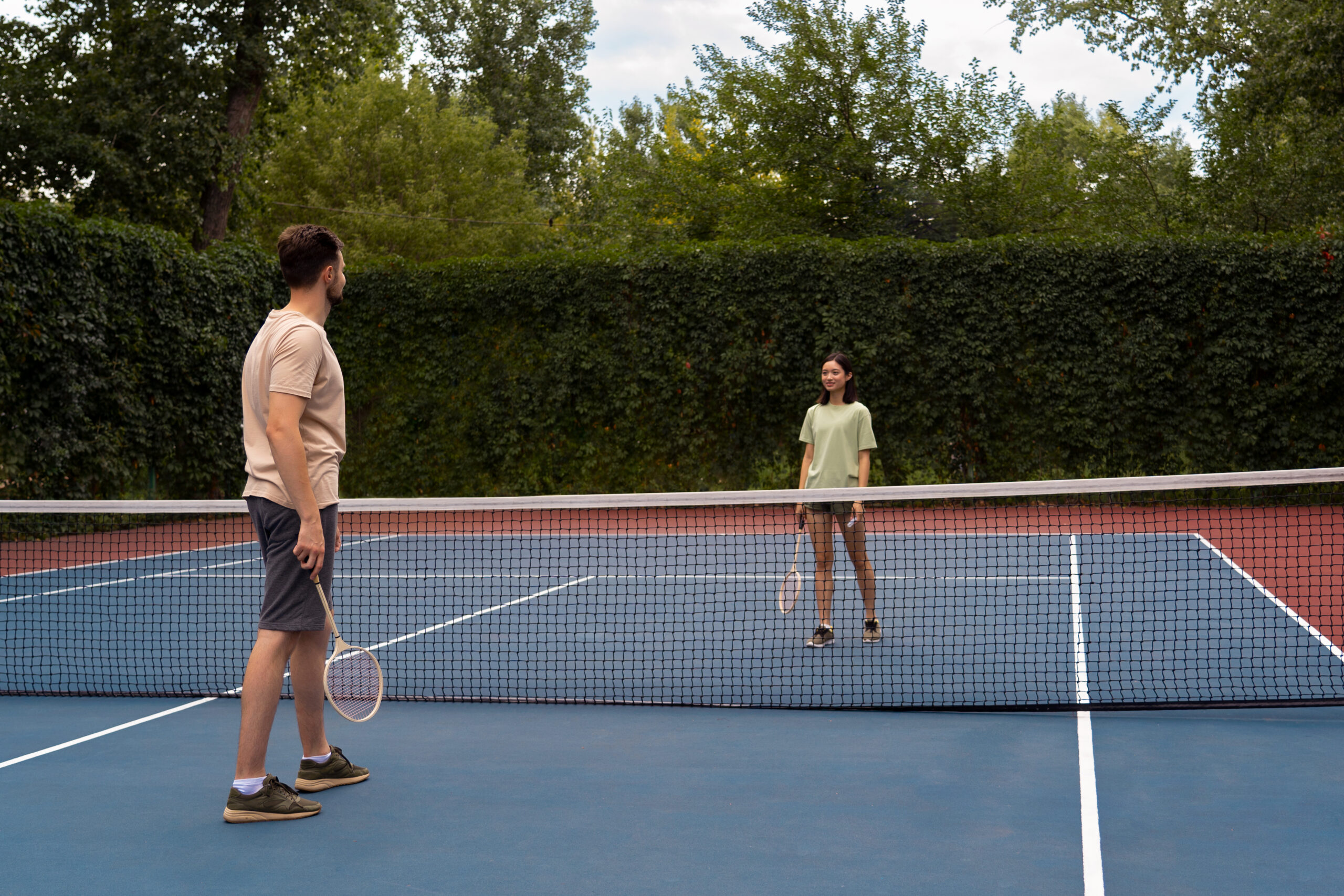 full-shot-people-badminton-field